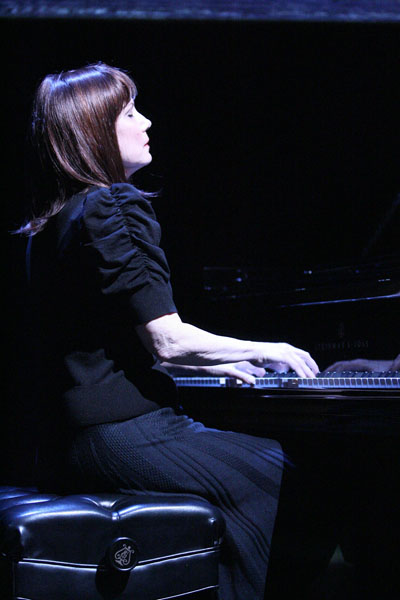 http://www.laobserved.com/intell/assets/Mona-Golabek-in-The-Pianist-of-Willesden-Lane-Photo-by-Michael-Lamont-4.jpg