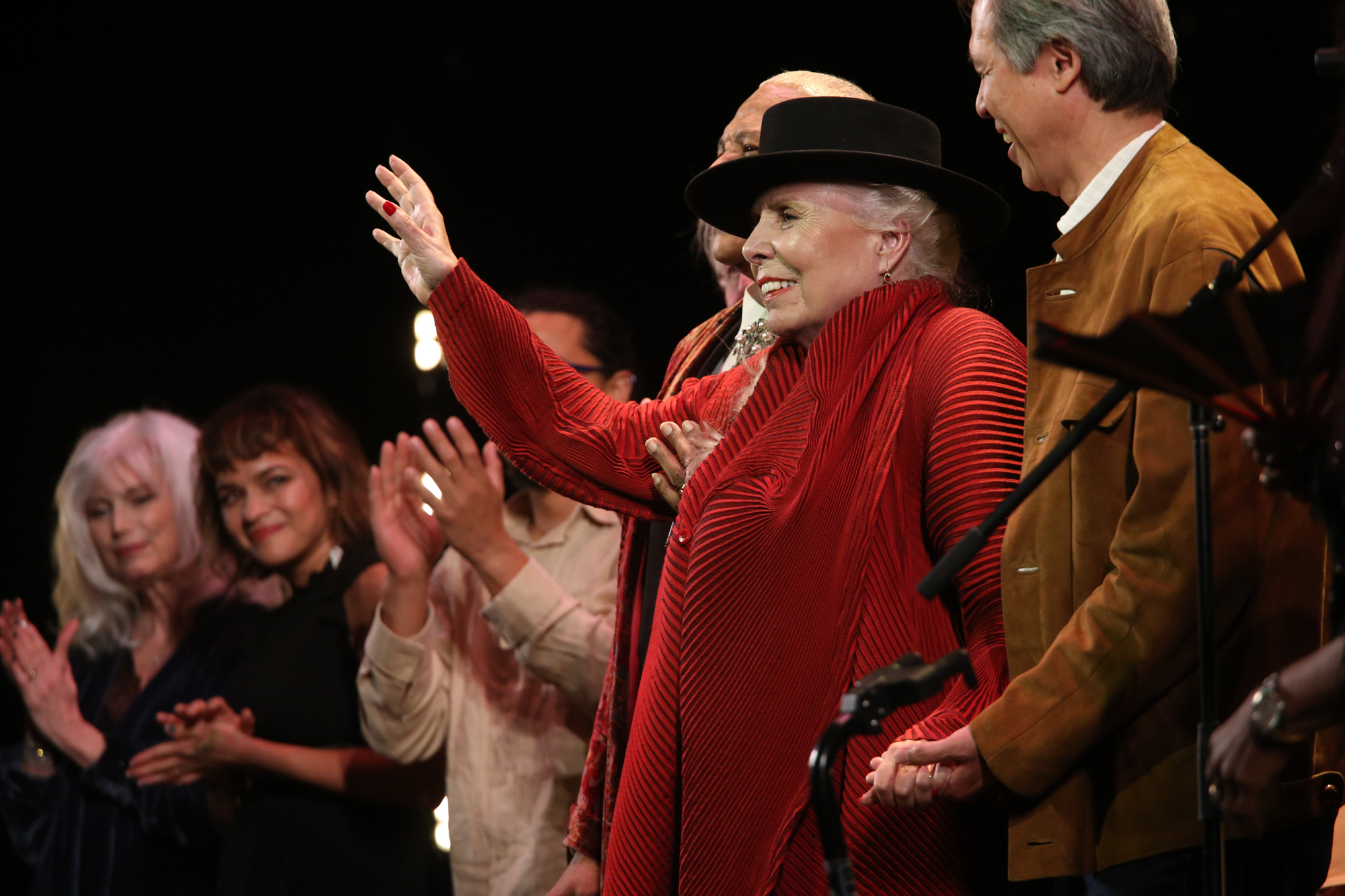 http://www.laobserved.com/intell/assets/joni-mitchell-on-stage-iris-schneider.jpg