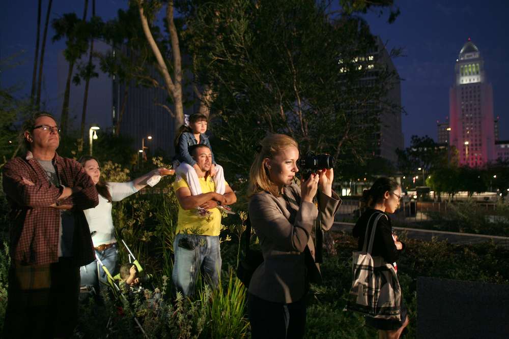 http://www.laobserved.com/intell/assets/kevinbystanders.jpg